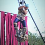 Artiste acrobate lors d’un conte philosophique au Festival Tous Dehors dans le Jura